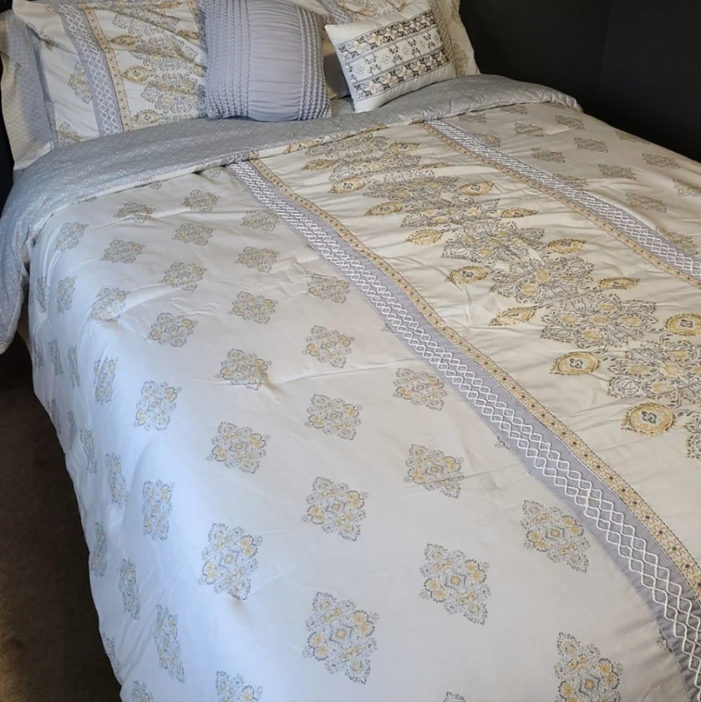 Comforter 8 piece Set - Picture 4 of 5